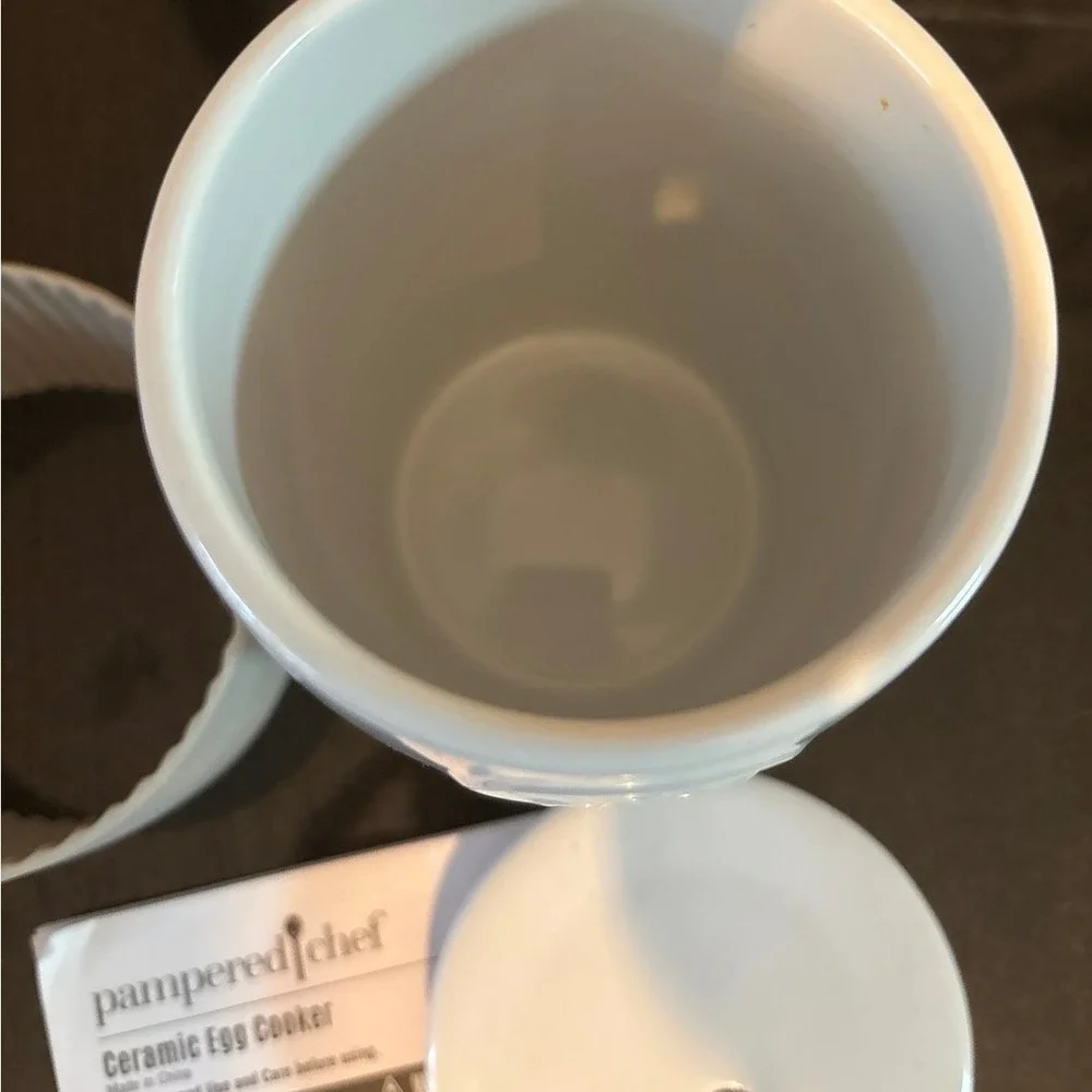 Pampered Chef‎ Ceramic Egg Cooker White Microwave Cooker with Silicone Sleeve